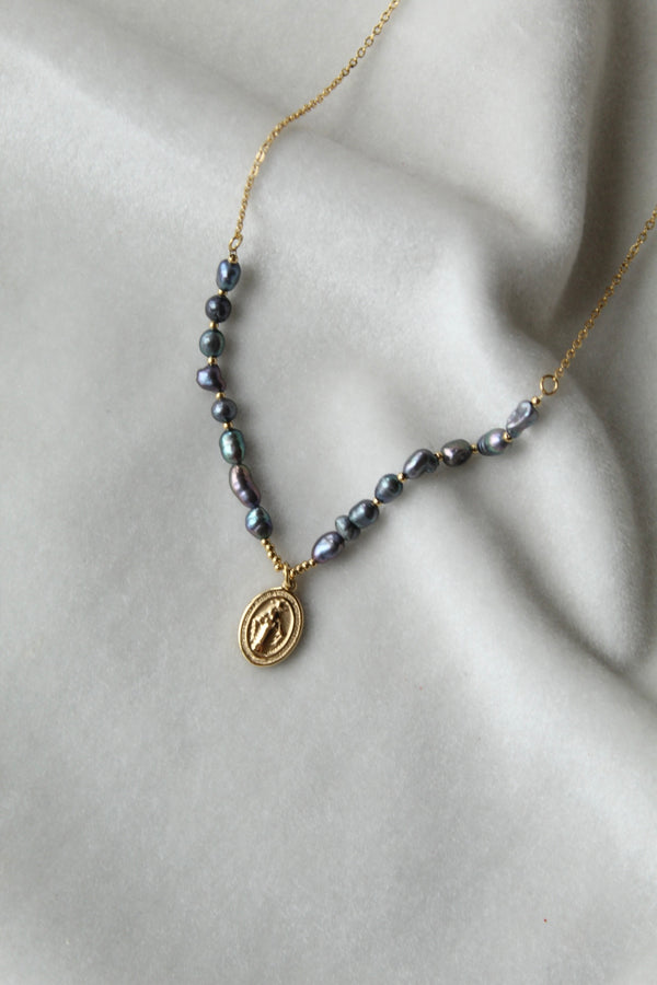 Collar Medalla Virgen con Perlas de Color